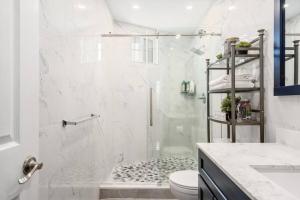 Un baño de Modern 3 Bed Apt Parking W D 37 fotos más