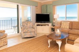 un soggiorno con un divano e una TV di Rare View Premium Oceanfront 4 BR a Myrtle Beach