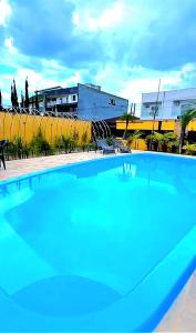 Bazén v ubytování Refúgio Família Rossett em Itapoá - Casa fantástica c piscina p 18 pessoas nebo v jeho okolí