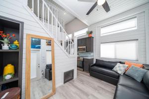 Istumisnurk majutusasutuses Hang Up and Hang Out, River Lodge Bungalow