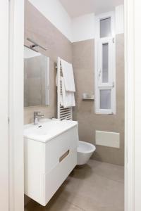 une salle de bain avec un lavabo blanc et des toilettes dans l'établissement Lomellina 13, à Milan 15 autres photos