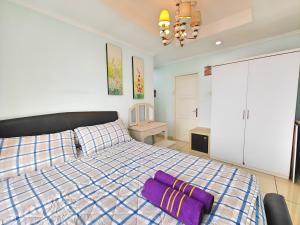 ジャカルタにあるCozy 2BR Apt 1 Cikditiro Menteng with gym & pool by 2ndHomeのベッドルーム1室(紫色の枕が付いたベッド1台付) +19枚の写真