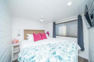 En eller flere senge i et værelse på Motorboat Inn at Road Runner Resort