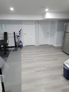 Fitness centrum a/nebo fitness zařízení v ubytování Simple & Budget Shared Room in Toronto House