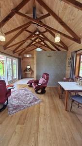 Posezení v ubytování Kōtare Cabin, Thames Coast + 25 fotografií