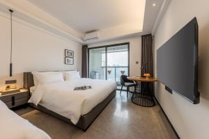枫雨酒店公寓华强北店-Fengyu Hotel Apartment Shenzhen Huaqiang North Subway Station Branch客房内的一张或多张床位