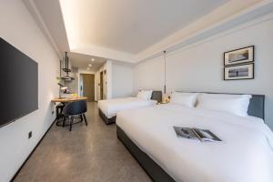 枫雨酒店公寓华强北店-Fengyu Hotel Apartment Shenzhen Huaqiang North Subway Station Branch客房内的一张或多张床位