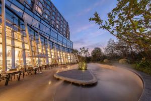 黄山市Huangshan Parkview International Hotel的一座建筑前有喷泉