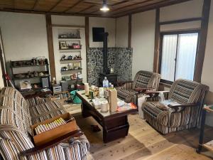 Posezení v ubytování 古民家一棟貸しシモツイベース