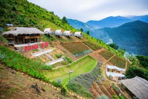a resort on top of a hill in the mountains at Mây home Trạm Tấu lều khách sạn in Ya Ló