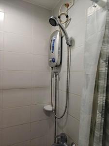 Bilik mandi di Cebu Midpoint Residences Free Netflix and Pool Access