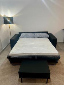 Bett in einem Zimmer neben einer Lampe in der Unterkunft Elegant & Spacious 2BR 2BA Unit with Private Patio in Rom