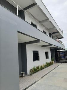 ein weißes Gebäude mit einem Balkon an der Seite in der Unterkunft Residencial Reis - Cozy and Comfortable Apto in Boa Vista