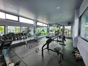ein Fitnessstudio mit mehreren Laufbändern und Geräten in der Unterkunft Little Loft Hotel in Phuket