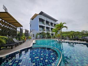 ein großes Schwimmbecken vor einem Gebäude in der Unterkunft Little Loft Hotel in Phuket