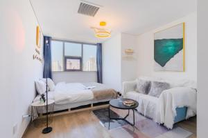 Qingdao Shanhaiji Sea View B&B Wusi Square Branch客房内的一张或多张床位
