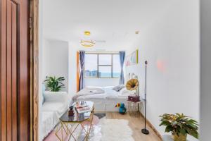 Qingdao Shanhaiji Sea View B&B Wusi Square Branch客房内的一张或多张床位