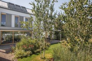 a house with a garden in front of it at Wohnen in der Villa Kunterbunt nahe der 5-Seen-Landschaft in Puchheim +14 photos