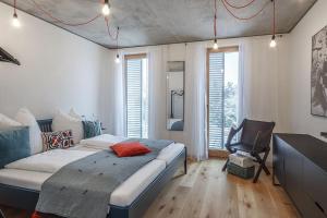 a bedroom with a bed and a desk and windows at Wohnen in der Villa Kunterbunt nahe der 5-Seen-Landschaft in Puchheim