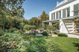 a garden in front of a house at Wohnen in der Villa Kunterbunt nahe der 5-Seen-Landschaft in Puchheim