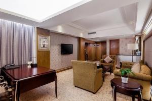 Televiisor ja/või meelelahutuskeskus majutusasutuses Guangzhou Good International Hotel