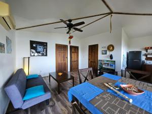 Televiisor ja/või meelelahutuskeskus majutusasutuses Roatan - house for 4 by the sea