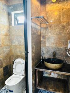a bathroom with a toilet and a sink at Homestay Mr Hồng Vĩnh Hy in Ninh Hải