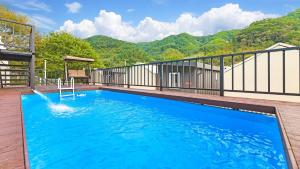 Bazén v ubytování Gapyeong Ddobagi Pet & Spa Glamping nebo v jeho okolí + 38 fotografií