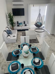 a living room with a table and a couch at Casa d lujo e Xcaret in Playa del Carmen