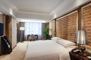 Postel nebo postele na pokoji v ubytování Guangzhou Good International Hotel