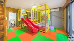 een speelkamer voor kinderen met een glijbaan en een speeltuin bij Hongcheon byeolkaem kidspulbilla in Hongcheon +25 foto's