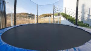 una gran cama elástica azul en una pista de tenis en Gyeongju joypoolvilla&kidspension, en Gyeongju 18 fotos más