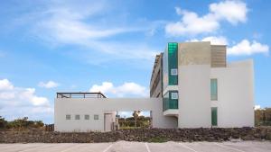 ソギポにあるJeju Chef 1192 Pensionの白い建物の描写