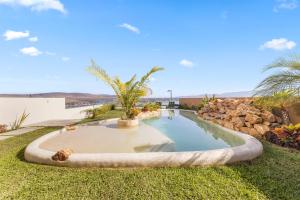 Πισίνα στο ή κοντά στο Family House Pool & Lake view 4 Bedrooms
