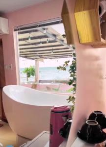 bagno con vasca bianca e finestra di Rosy House Đảo Phú Quý a Cù Lao Thu