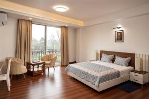 Postel nebo postele na pokoji v ubytování Luminous Apartments & Suites