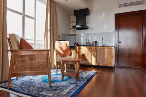 Kuchyň nebo kuchyňský kout v ubytování Luminous Apartments & Suites