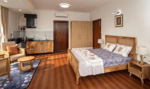Postel nebo postele na pokoji v ubytování Luminous Apartments & Suites