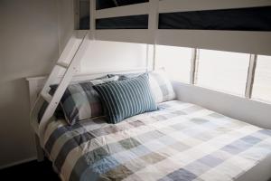 Ένα ή περισσότερα κρεβάτια σε δωμάτιο στο Clermont Modern Country Retreat