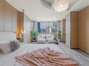 Qingdao Shanhaiji Sea View B&B Wusi Square Branch客房内的一张或多张床位