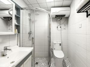 Qingdao Shanhaiji Sea View B&B Wusi Square Branch的一间浴室