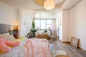 Qingdao Shanhaiji Sea View B&B Wusi Square Branch客房内的一张或多张床位