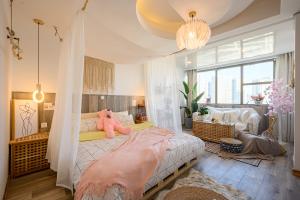 FushansuoQingdao Shanhaiji Sea View B&B Wusi Square Branch的卧室里有一张床，床上有一只泰迪熊