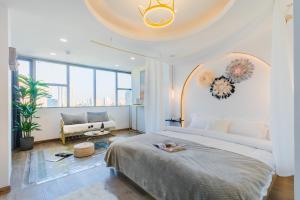 Qingdao Shanhaiji Sea View B&B Wusi Square Branch客房内的一张或多张床位