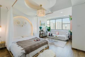Qingdao Shanhaiji Sea View B&B Wusi Square Branch客房内的一张或多张床位