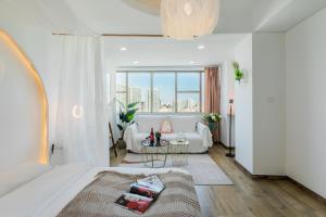 Qingdao Shanhaiji Sea View B&B Wusi Square Branch客房内的一张或多张床位