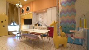 TV a/nebo společenská místnost v ubytování Almond Kids Poolvilla Nampo