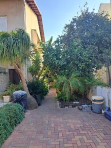 Un jardín fuera de Damesek Eliezer House
