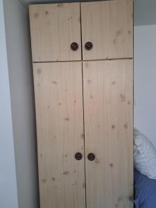 Una cama o camas en una habitación de Damesek Eliezer House