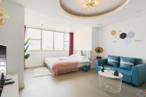 Qingdao Shanhaiji Sea View B&B Wusi Square Branch客房内的一张或多张床位